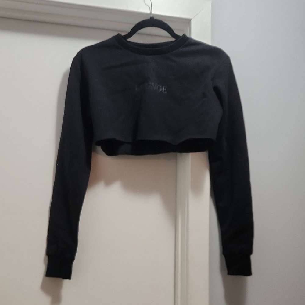 Black Long-Sleeve Cropped Top